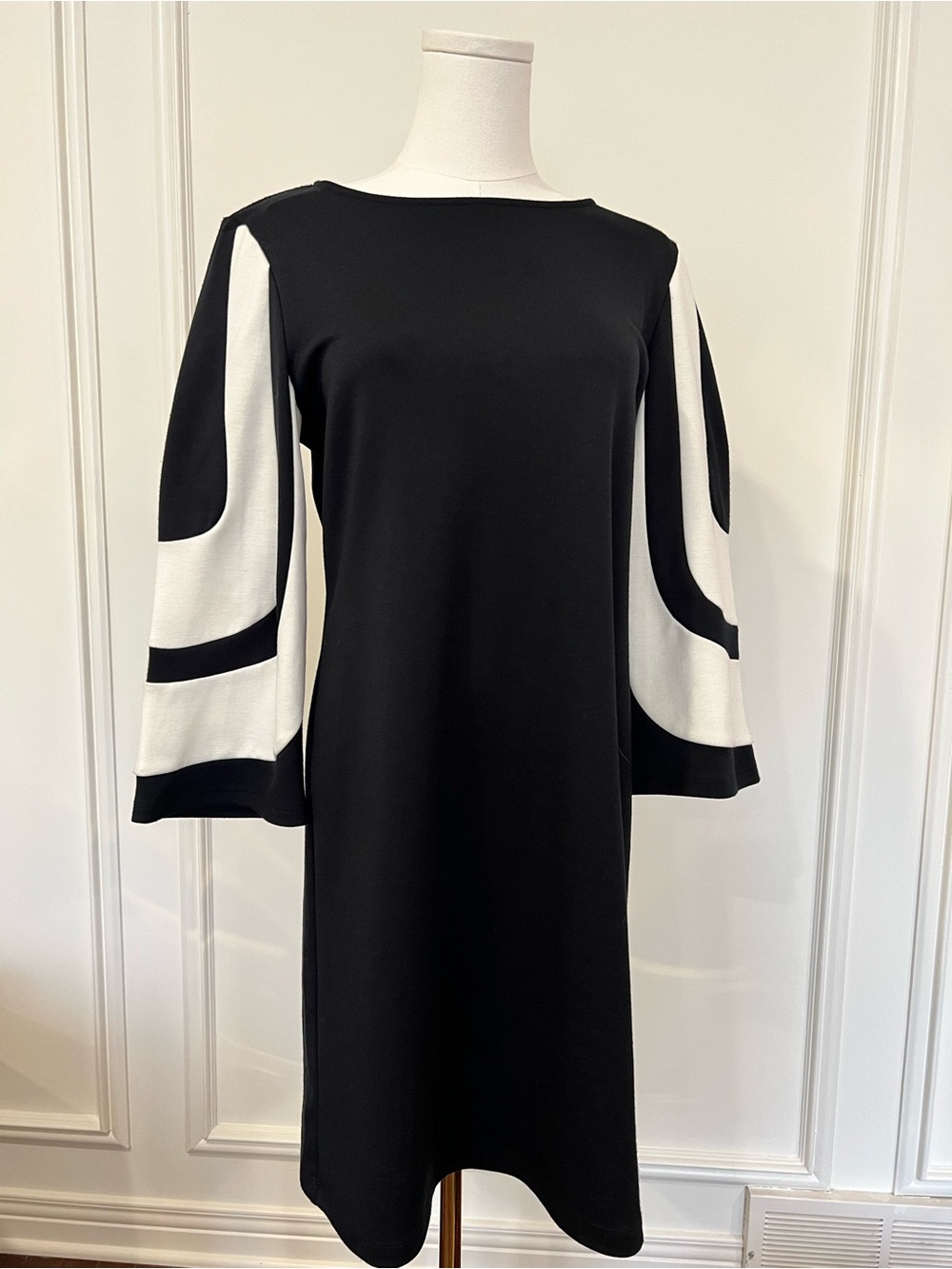 Muse Black Colorblock Bell Sleeve Shift Dress Mod 60s Style Wear to Work